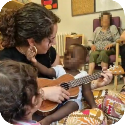 accompgnement_jeune_public_et_senior_seance_de_partage_lea_guitare