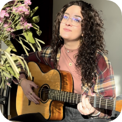 lea_avec_sa_guitare_portrait_au_soleil